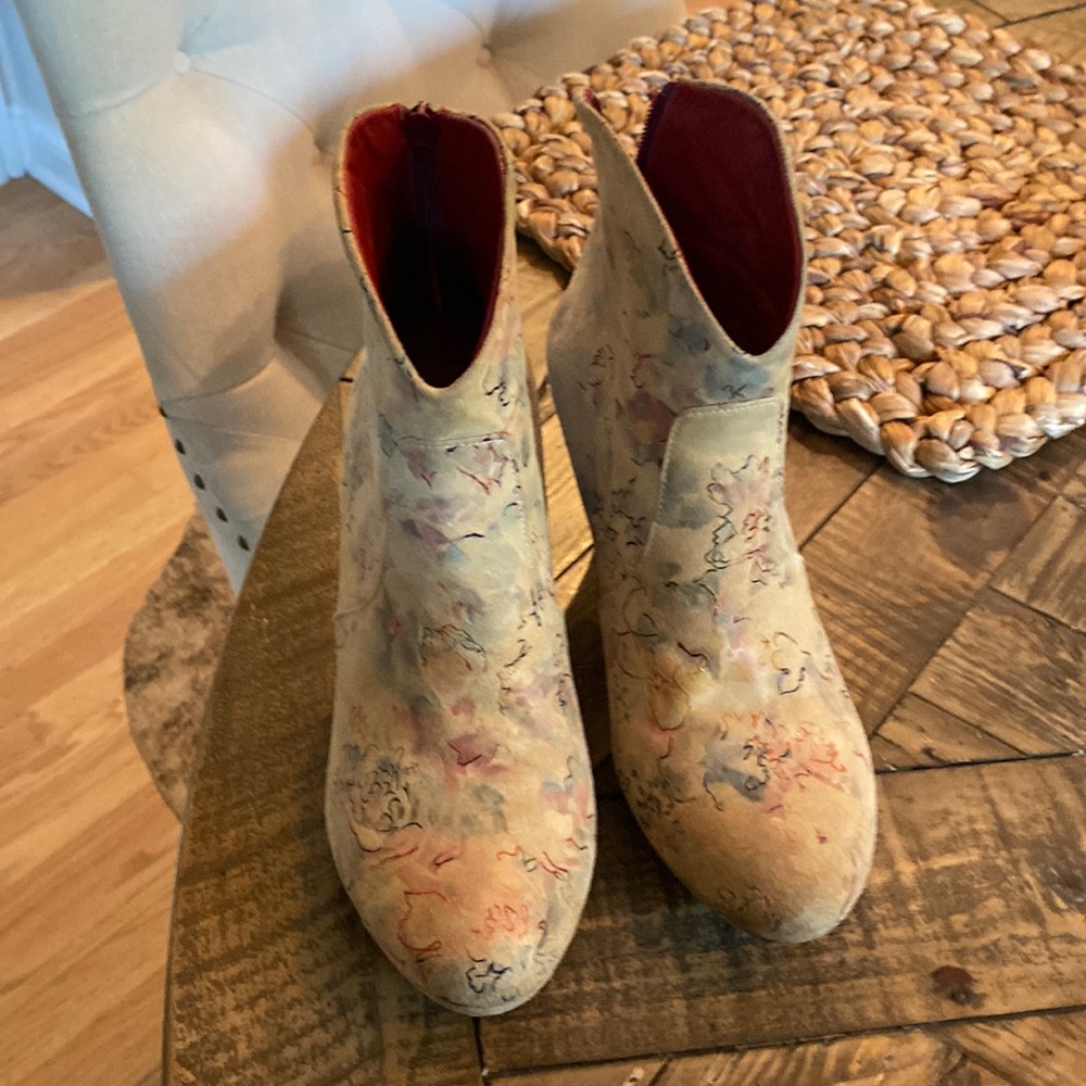 Artemis Booties - Picture 2 of 10
